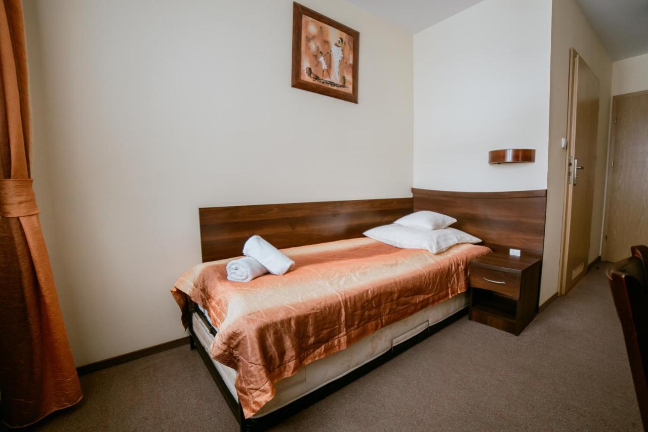 Hotel Domino Niemodlin Εξωτερικό φωτογραφία